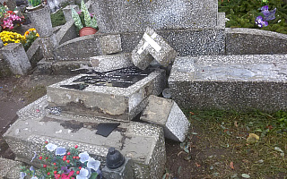 Ktoś zniszczył kilkadziesiąt grobów na cmentarzu w Ełku